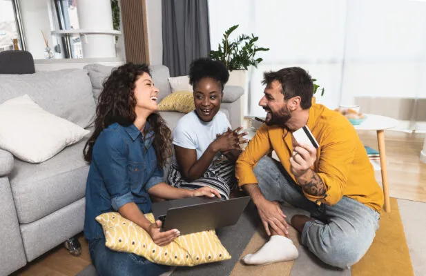 freunde reise sparen planen gutschein