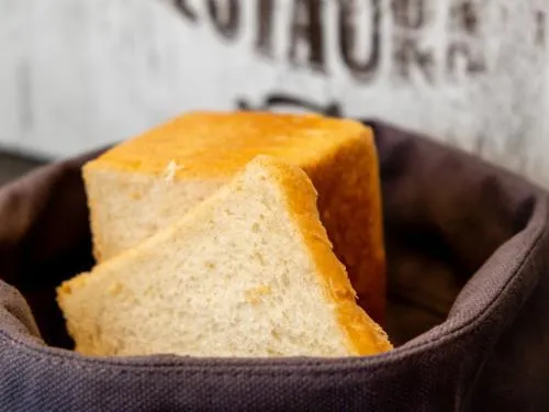 Frisch aus dem Ofen genommenes Toastbrot kühlt auf einem Gitterrost ab – ein unwiderstehlicher Anblick für Liebhaber deutscher Backwaren
