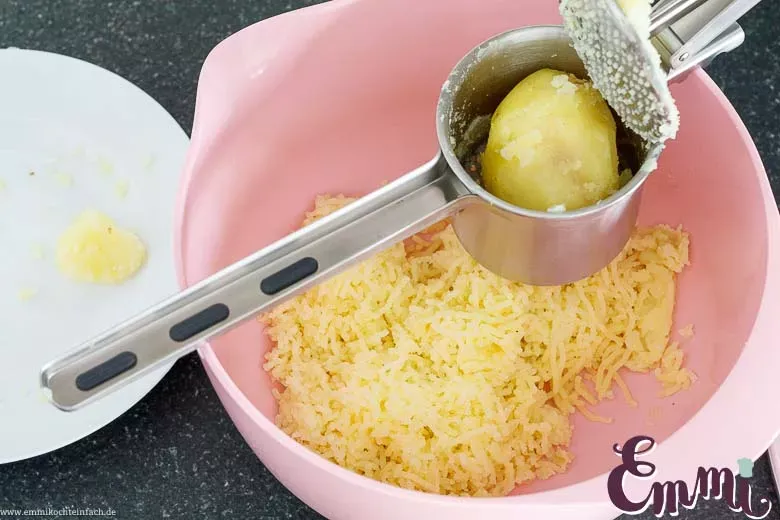 Frisch durchgepresste, mehlig kochende Kartoffeln in einer Schüssel, Basis für den Gnocchi-Teig.