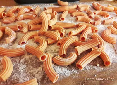 Frisch extrudierte Linsennudeln aus dem Pastamaker, eine glutenfreie Alternative.