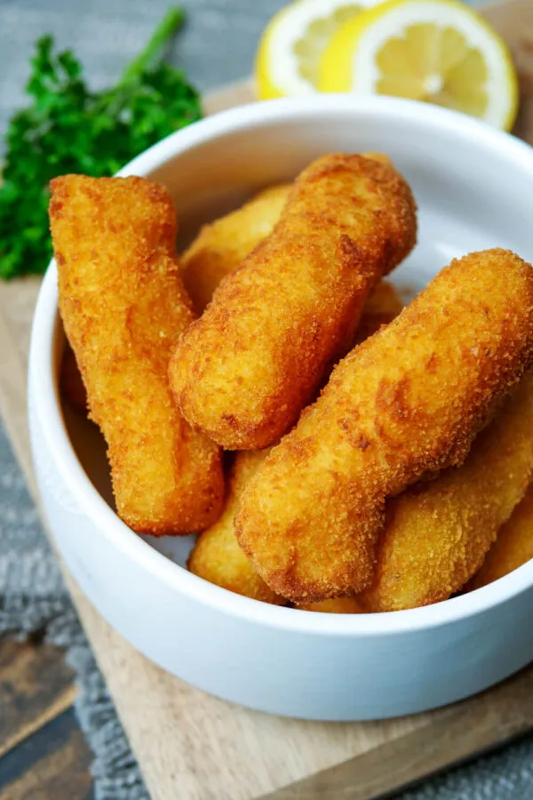 Frisch frittierte Kroketten in einer rustikalen Schale, bereit zum Verzehr.