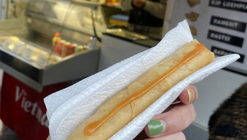 Frisch frittierte Loempia, gefüllt mit Gemüse und Fleisch, serviert auf einem Markt