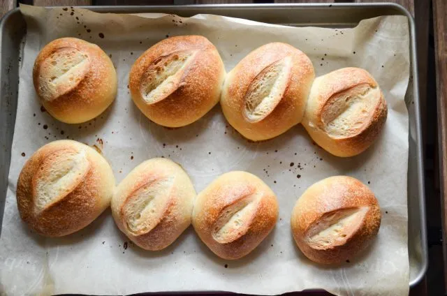 Frisch gebackene deutsche Brötchen, ideal für ein traditionelles Frühstück