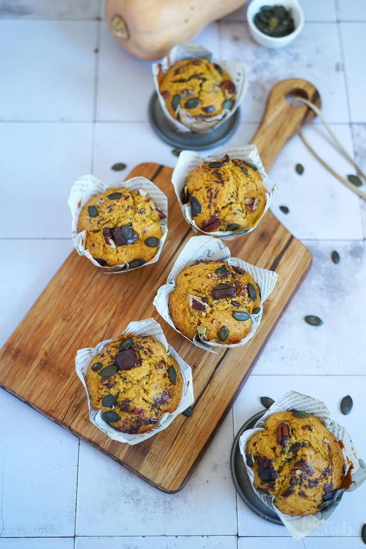 Frisch gebackene einfache Kürbis-Muffins im Tulpenpapierförmchen
