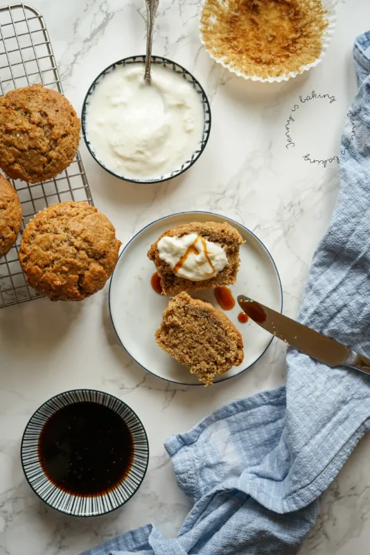 Frisch gebackene, gesunde Ingwer-Muffins, goldbraun und appetitlich, bereit zum Genießen