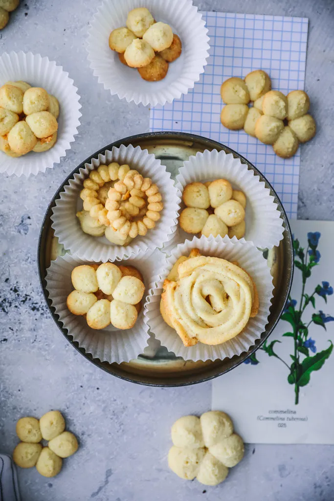 Frisch gebackene, goldbraune Butterkekse mit Vanillearoma, auf einem Abkühlgitter arrangiert. Perfekt für ein Butterkekse Rezept.