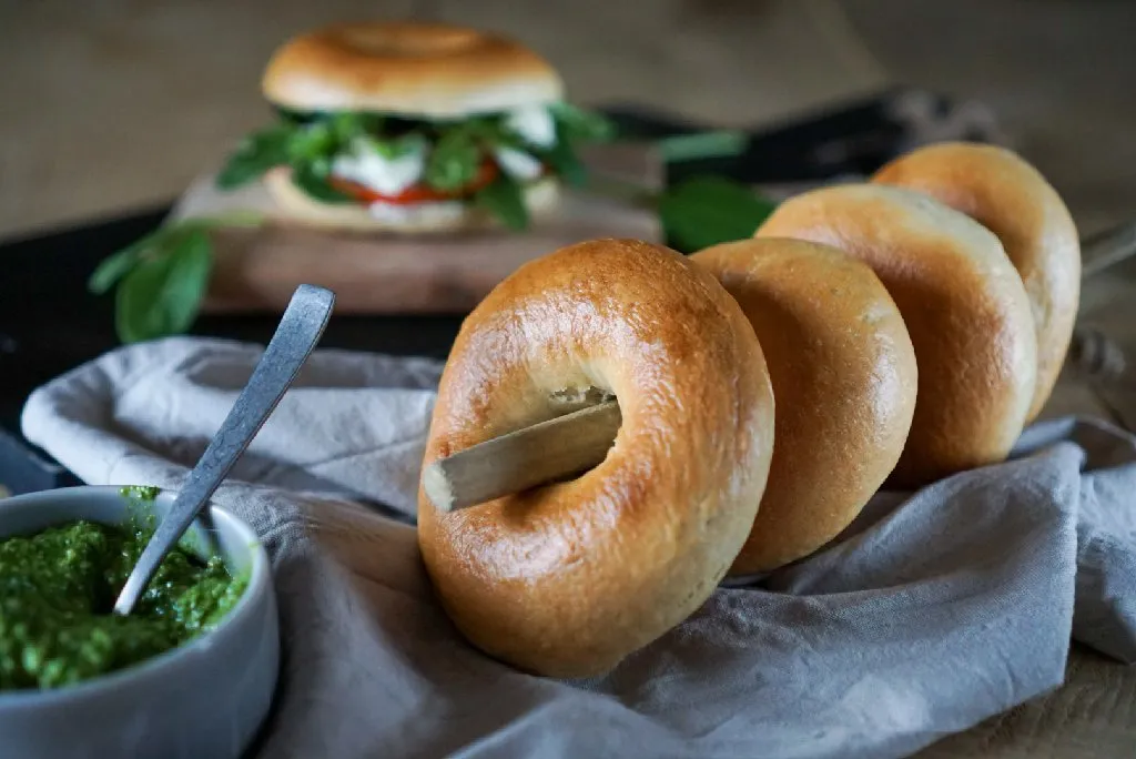Frisch gebackene klassische Bagels auf einem Holzbrett