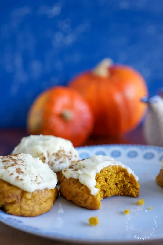 Frisch gebackene Kürbis-Cookies mit Frischkäse-Topping und Gewürzen