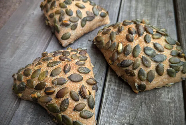 Frisch gebackene Kürbiskernbrötchen auf einem Rost