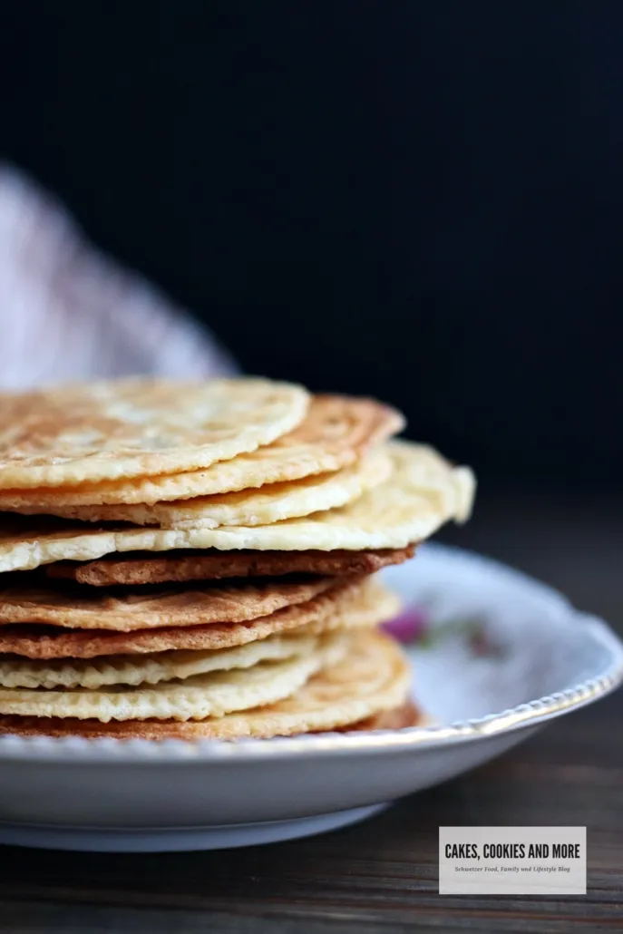 Frisch gebackene Mailänderli Plätzchen, bereit zum Genuss