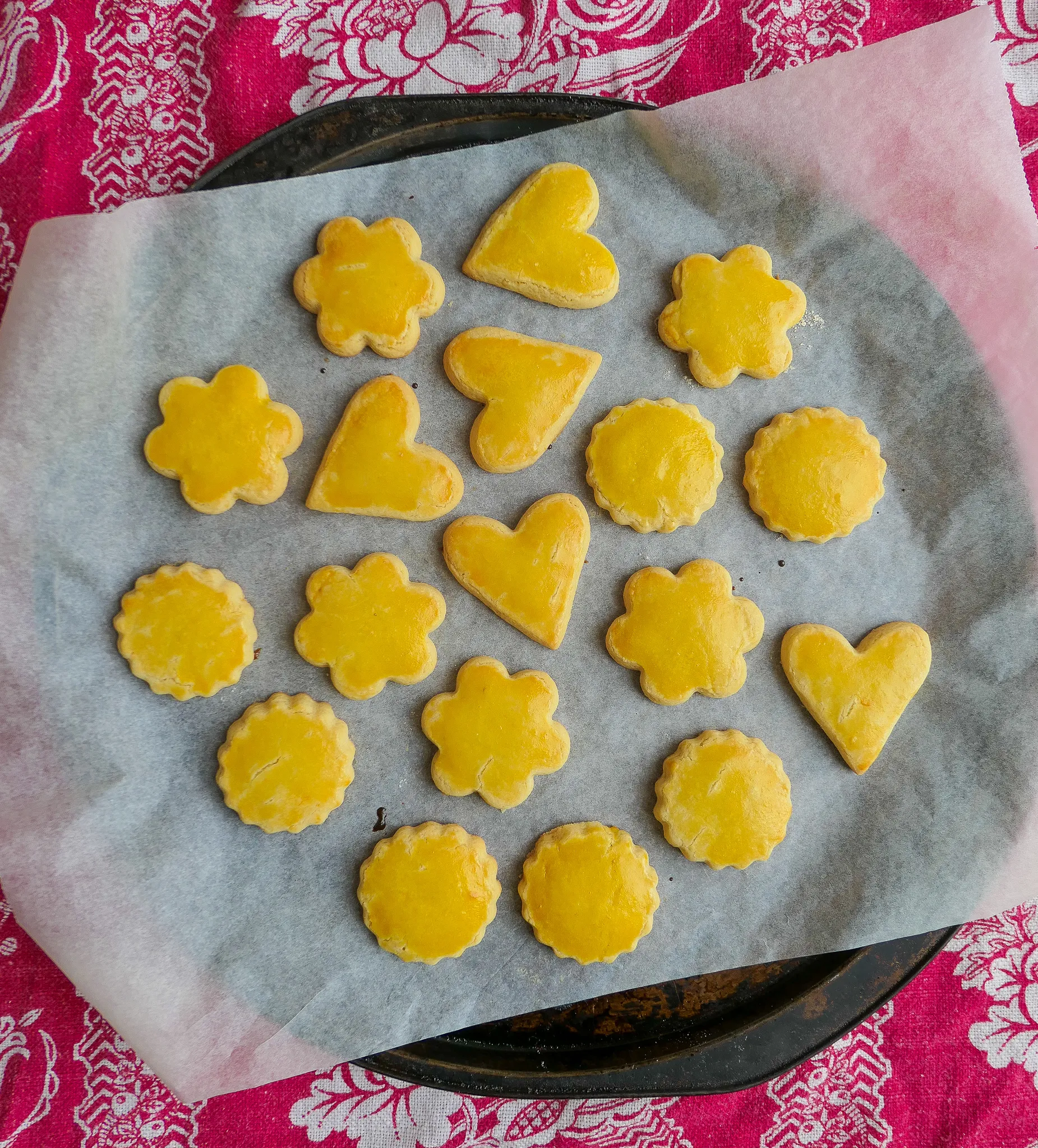 Frisch gebackene Mailänderli Plätzchen kühlen auf Drahtgitter ab