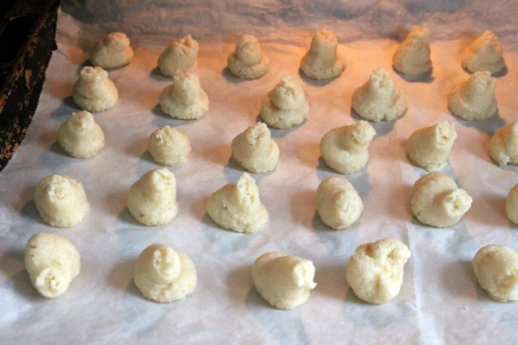 Frisch gebackene Mandelhäufchen auf einem Teller