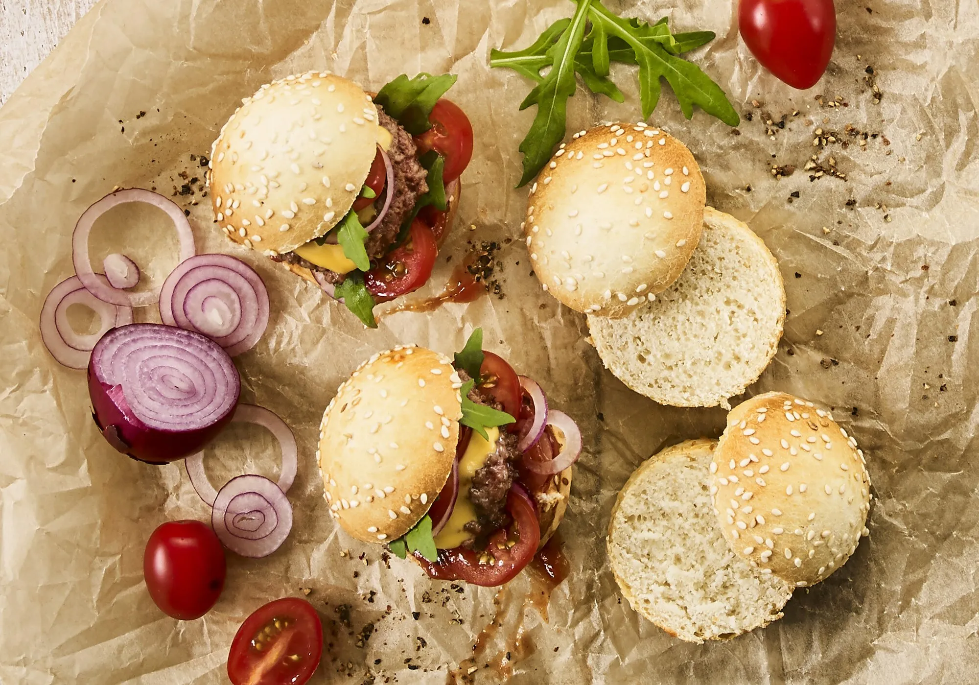 Frisch gebackene Mini Burger Buns im speziellen Backblech