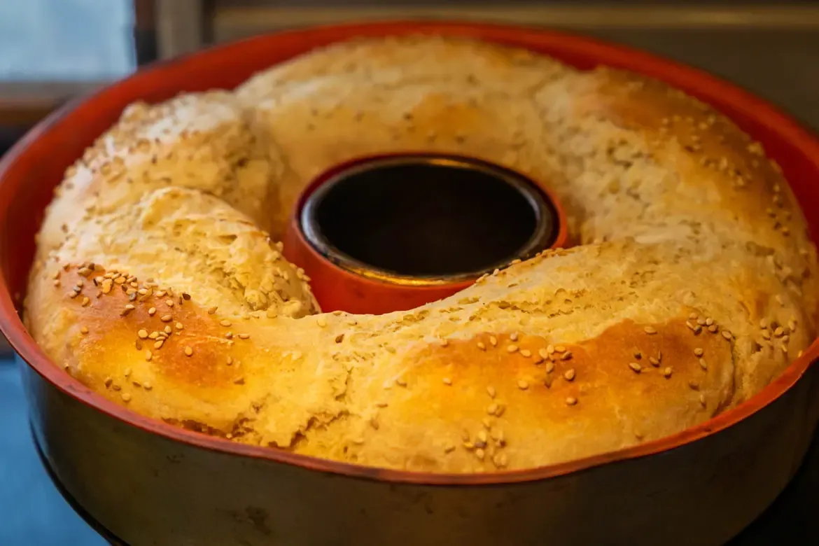 Frisch gebackene Omnia Brötchen mit Sesam