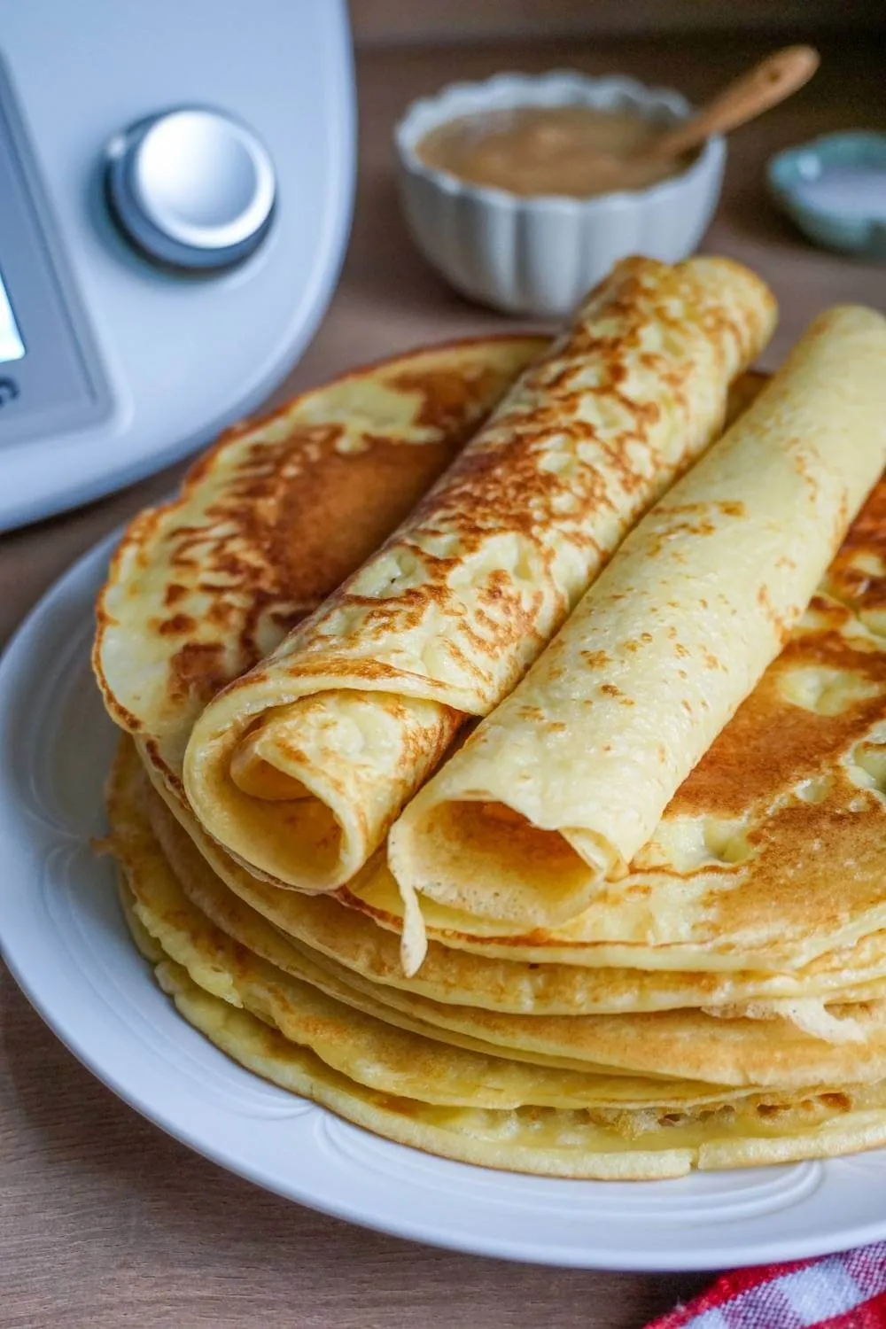Frisch gebackene Pfannkuchen aus dem Thermomix, übereinander gestapelt, bereit zum Servieren