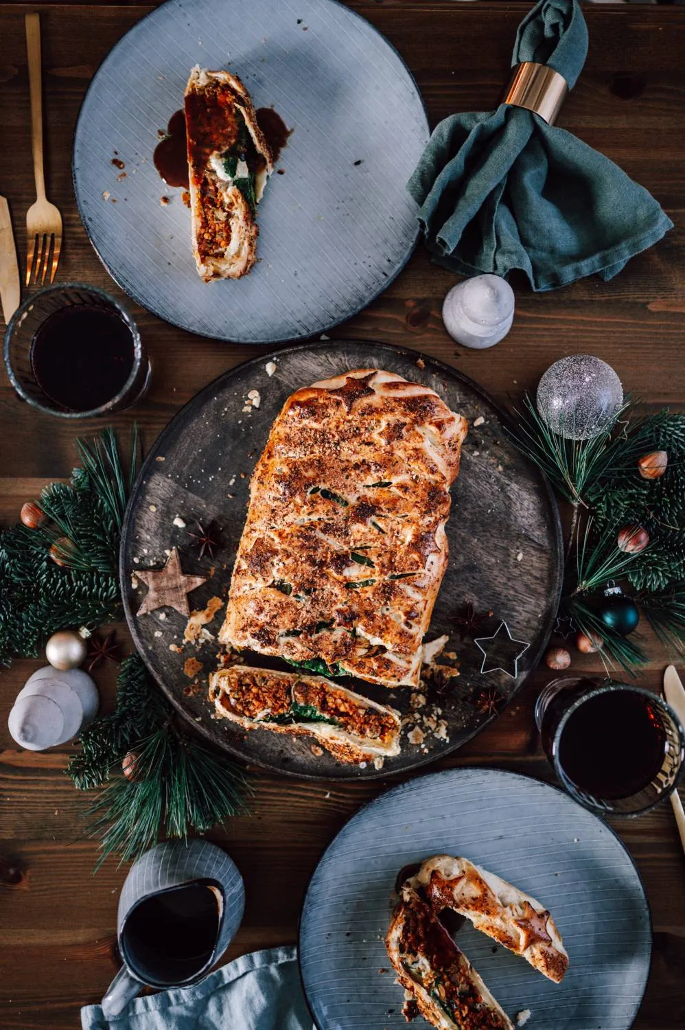Frisch gebackene Scheiben des Veggie Wellington als vegetarisches Weihnachtsessen