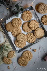 Frisch gebackene schnelle Spekulatius auf einem Backblech, bereit zum Abkühlen und Genießen.