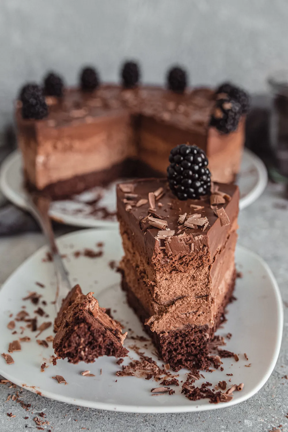 Frisch gebackene Schoko-Vanille-Sahnetorte, dekoriert mit Schokoladenraspeln.
