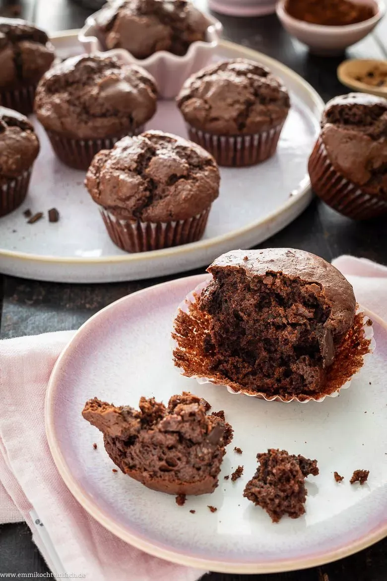 Frisch gebackene Schokomuffins im Muffinblech