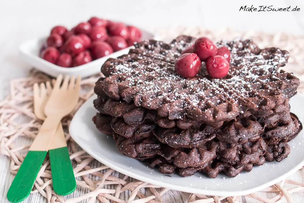 Frisch gebackene Schokowaffel, knusprig und aromatisch, direkt aus dem Waffeleisen servierbereit.