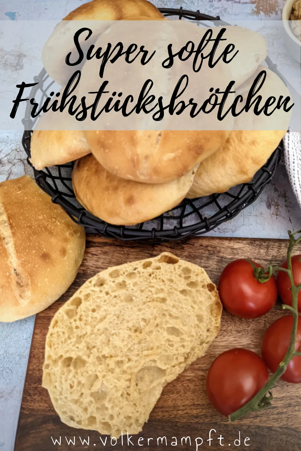 Frisch gebackene Schrippen Brötchen auf einem Holzbrett, dampfend und bereit zum Genuss.