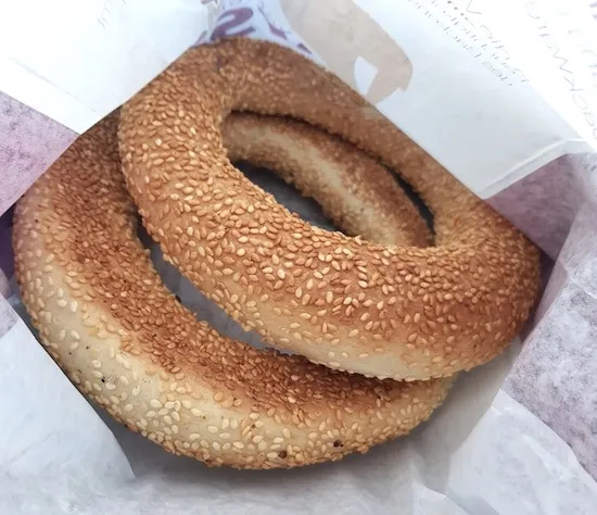 Frisch gebackene Simit mit Sesamkörnern in einer Auslage der Güzel Bäckerei