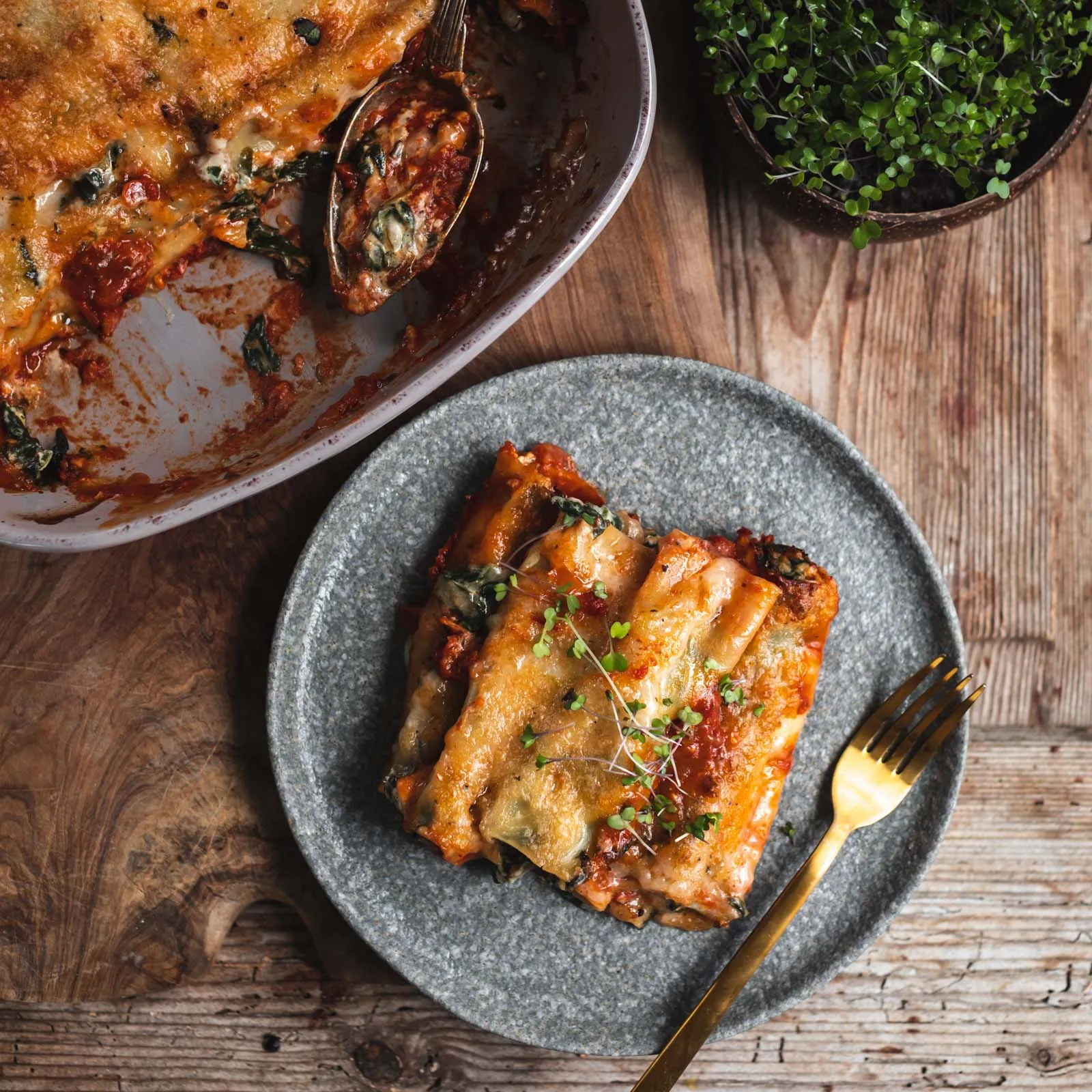 Frisch gebackene vegane Cannelloni mit Spinat aus dem Ofen