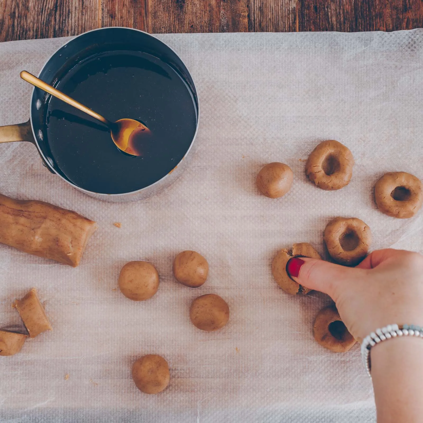 Frisch gebackene, vegane Karamell Plätzchen mit noch weichem Karamell in der Mulde
