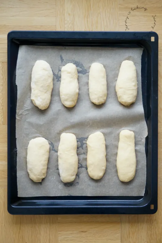 Frisch gebackene, weiche Hot Dog Brötchen aus Hefeteig
