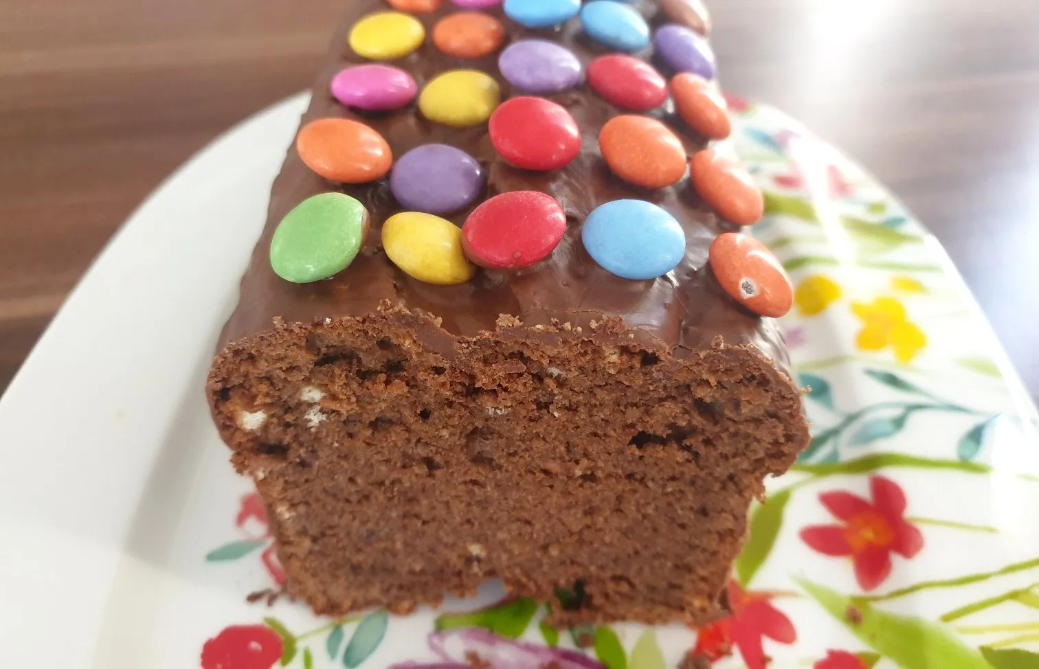 Frisch gebackener großer Geburtstagskuchen Rehrücken mit Schokoladenglasur und Smarties