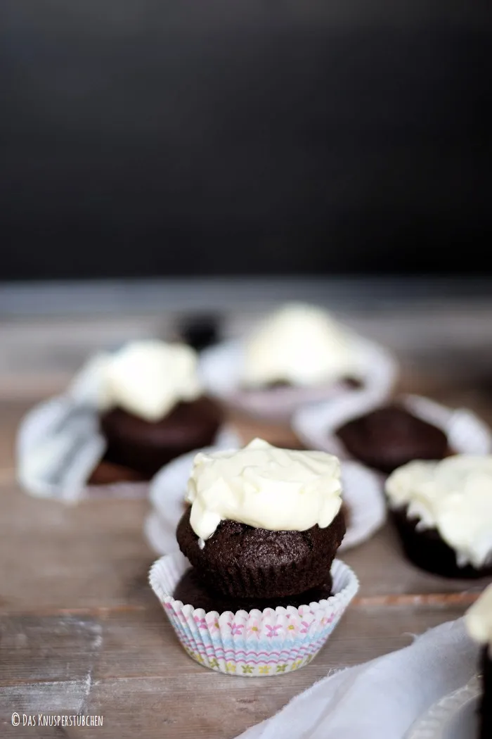 Frisch gebackener Guinness-Schoko-Kuchen in einer runden Backform, dampfend und bereit zum Abkühlen