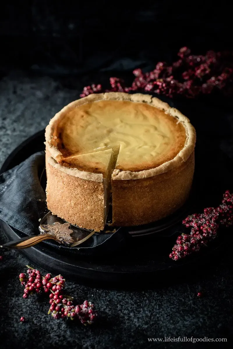 Frisch gebackener Käsekuchen in einer kleinen, hohen Springform, noch warm