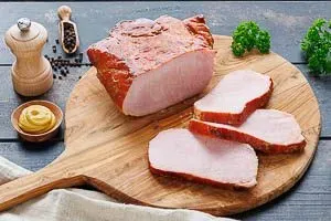 Frisch gebackener Kasslerbraten, bereit zum Servieren und Anschneiden nach dem Ruhen.