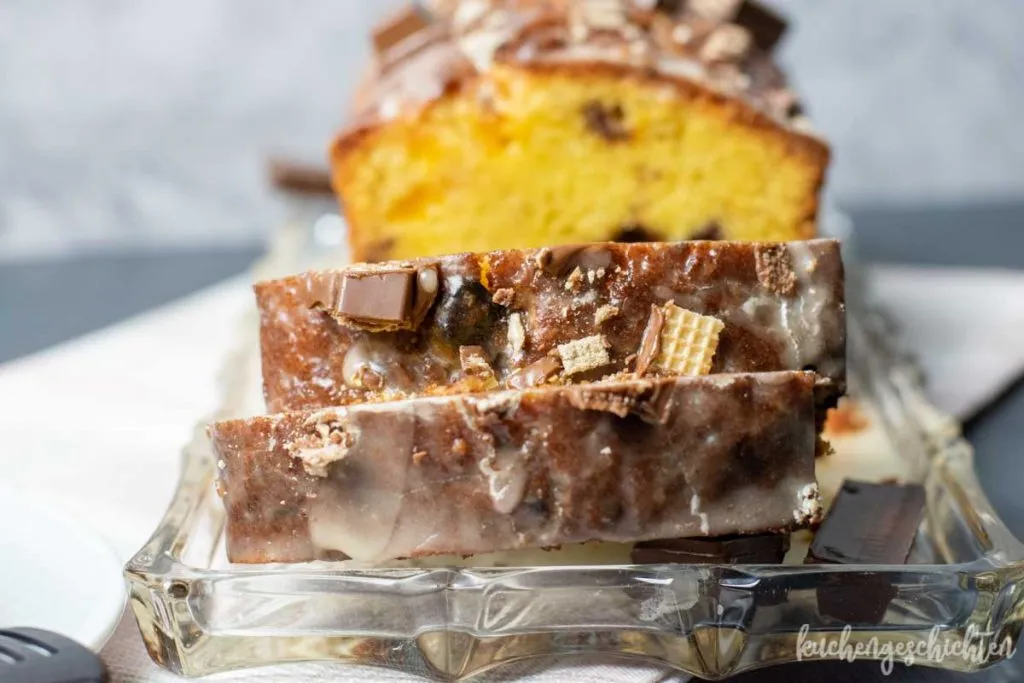 Frisch gebackener KitKat Geburtstagskuchen mit Puddingpulver für Saftigkeit