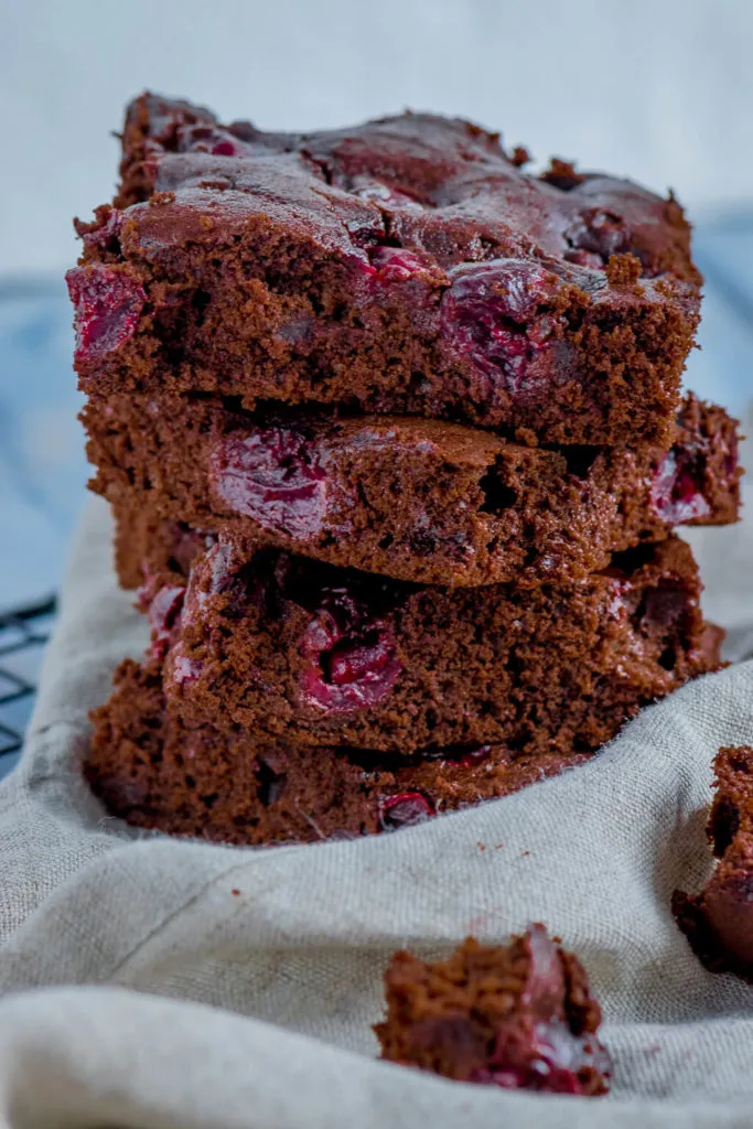 Frisch gebackener Schoko-Kirsch-Kuchen, in Stücke geschnitten und servierbereit