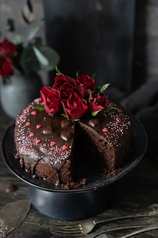 Frisch gebackener Schokoladen-Geburtstagskuchen mit Zuckerguss auf dem Kuchenrost