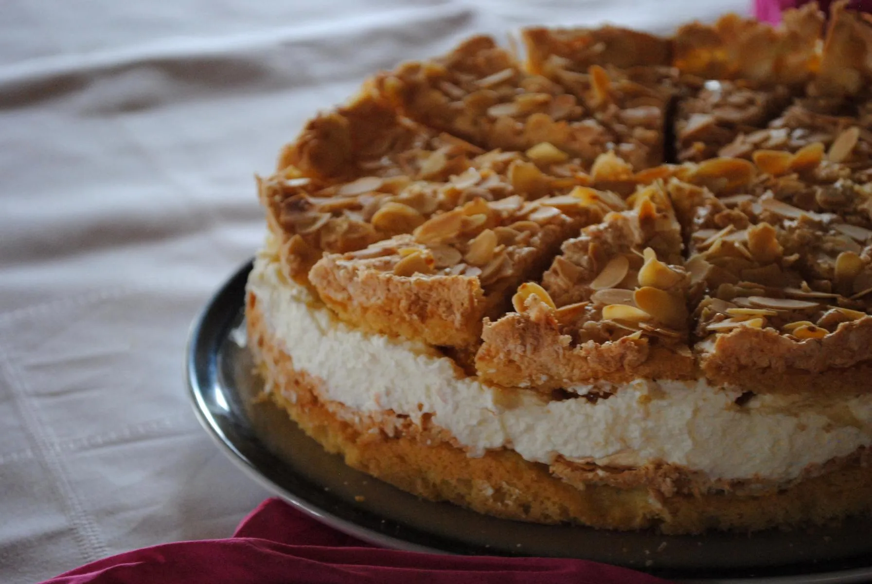Frisch gebackener Teig- und Baiserboden für Mandel-Sahne-Torte