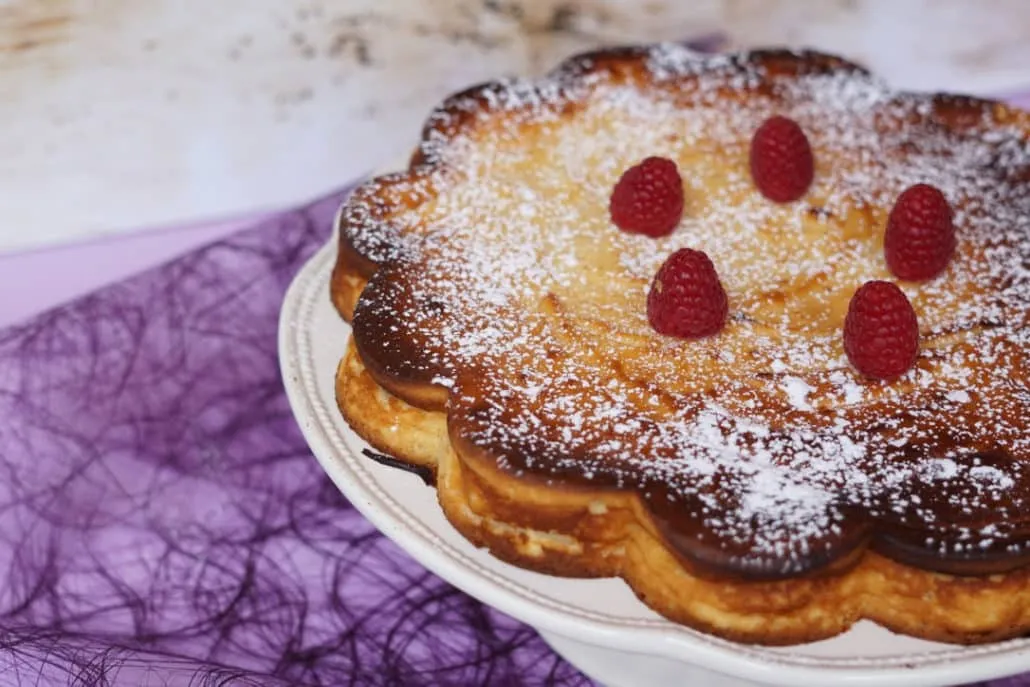 Frisch gebackener Thermomix Käsekuchen ohne Boden mit leichter Bräunung