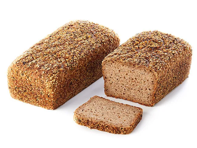 Frisch gebackenes Bio-Vollwert-Hanfbrot mit Hanfsamen auf einer Holzunterlage, bereit zum Anschnitt und Verzehr.
