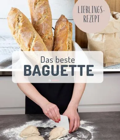 Frisch gebackenes Ciabatta Brot auf einem Holztisch, daneben eine Schale mit Olivenöl und Kräutern