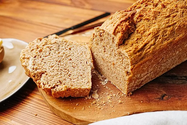 Frisch gebackenes Dinkelbrot in Kastenform, hefefrei, ideal für eine ballaststoffreiche und cholesterinarme Ernährung.