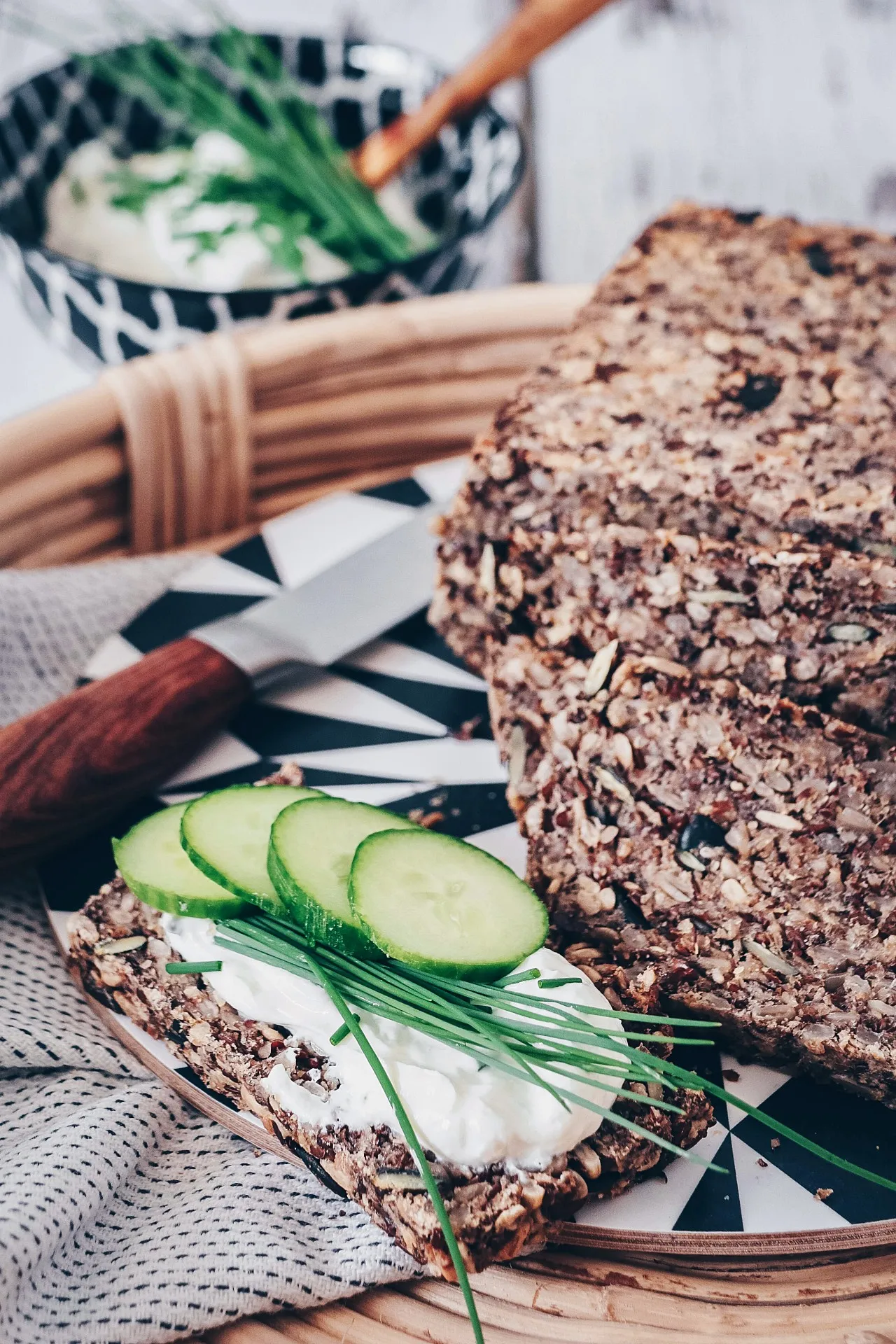 Frisch gebackenes Flohsamenschalenbrot angeschnitten, zeigt die körnige Struktur