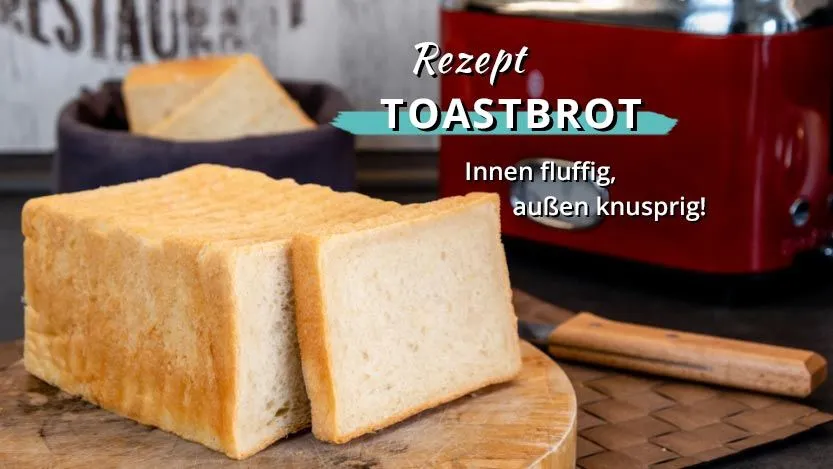 Frisch gebackenes, goldbraunes Toastbrot in Scheiben, bereit für den deutschen Frühstückstisch