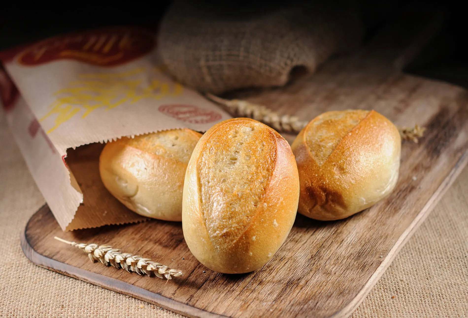 Frisch gebackenes kleines Weizenbrötchen, bereit zum Kauf und Genuss