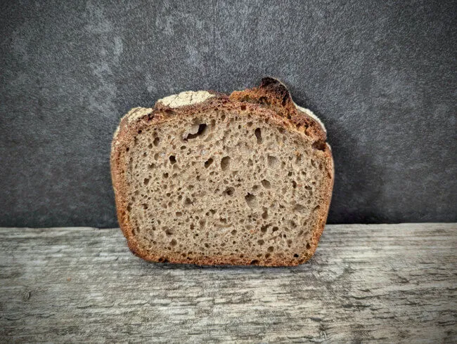 Frisch gebackenes Roggenbrot in der Kastenform