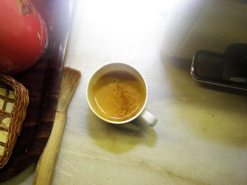 Frisch gebrühter Espresso aus der Aldi Siebträgermaschine mit schöner Crema