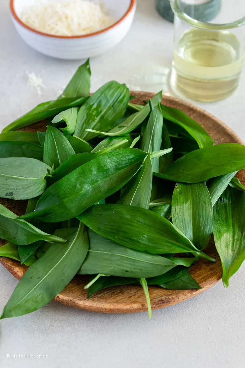 Frisch geerntete Bärlauchblätter, leuchtend grün und bereit für die Zubereitung einer aromatischen Bärlauchsuppe, ein Zeichen der deutschen Frühlingsküche.