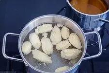 Frisch geformte Grießnocken garen sanft in siedender Brühe, dabei verdoppeln sie fast ihr Volumen und werden herrlich luftig.