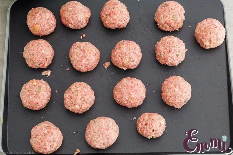 Frisch geformte Hackfleischbällchen für Königsberger Klopse