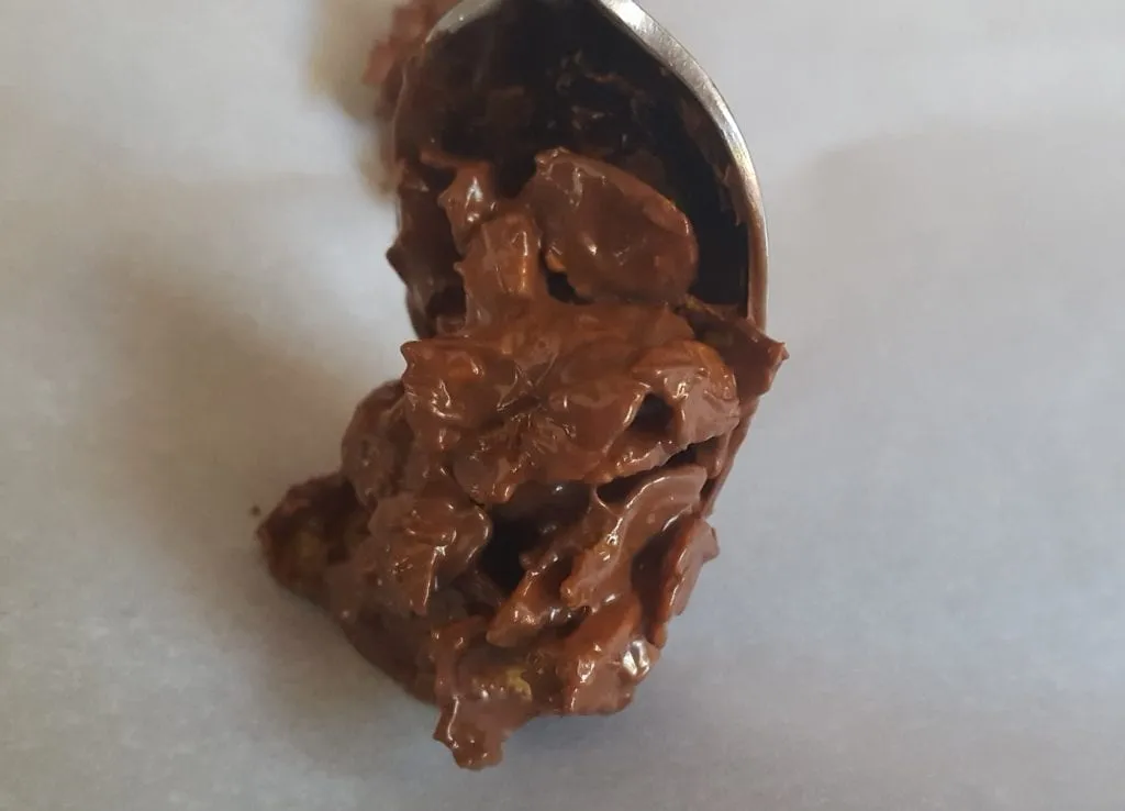 Frisch geformte Schoko Crossies auf Backpapier, bereit zum Aushärten.